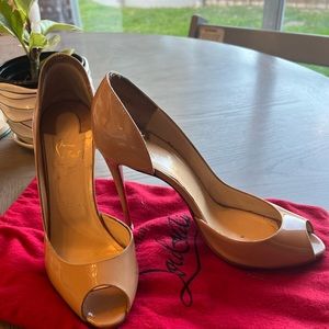 Christian Louboutin Peep Toe Pump 39.5